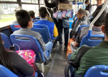 Alerta por inusual modalidad de robo en buses de Quito