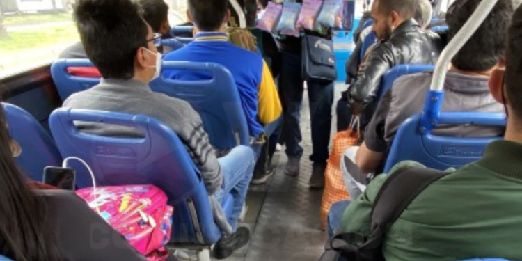 Alerta por inusual modalidad de robo en buses de Quito