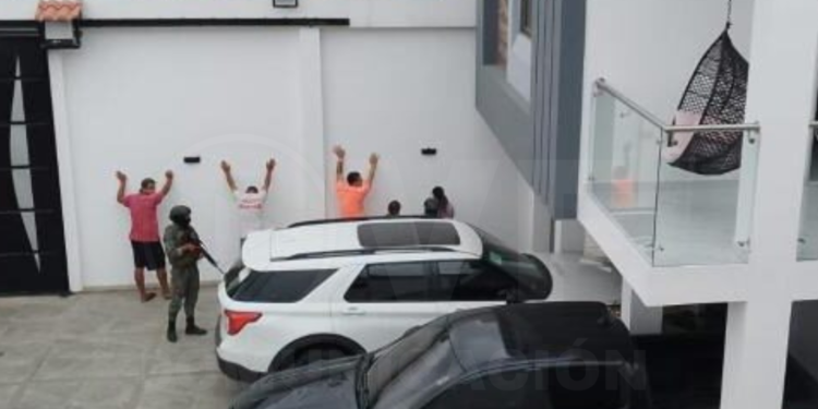 Policía Nacional allanó 9 viviendas de lujo en Manta vinculadas a familiares de alias ‘Fito’