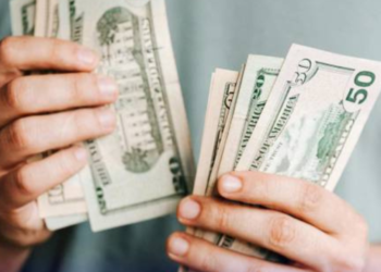 Salario básico en Ecuador subirá a 470 dólares en el 2025