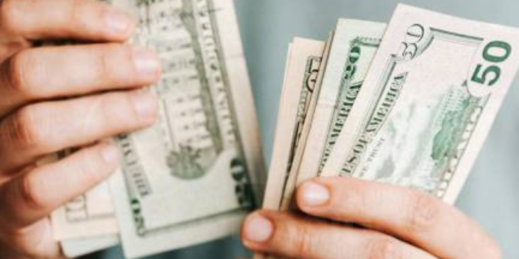 Salario básico en Ecuador subirá a 470 dólares en el 2025