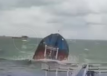 Las playas rusas del mar Negro se inundan de petróleo por el naufragio de dos buques petroleros