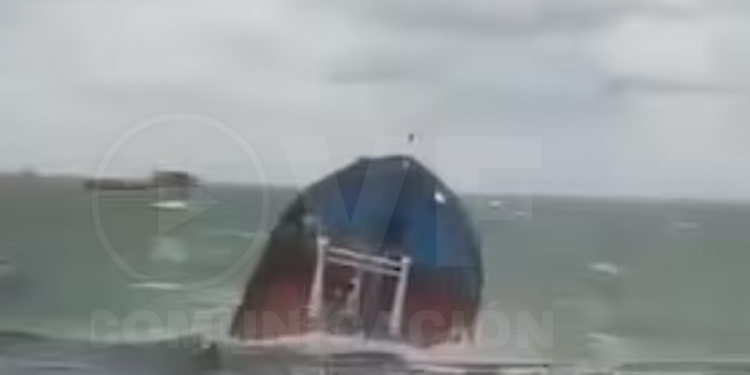 Las playas rusas del mar Negro se inundan de petróleo por el naufragio de dos buques petroleros