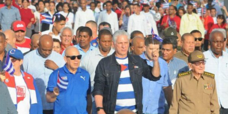 700.000 personas marchan en el malecón de La Habana contra el bloqueo de EE.UU.