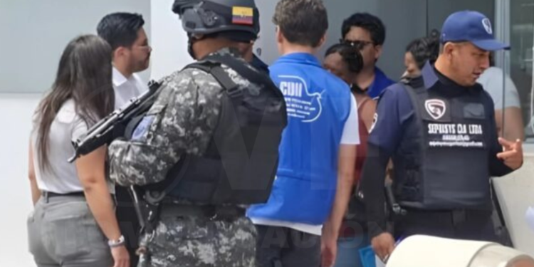 Familiares de menores desaparecidos en Guayaquil acuden a morgue para identificación de cuerpos en Taura