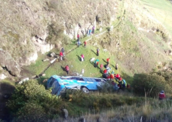Bus cayó a una quebrada y deja al menos tres fallecidos en Guamote