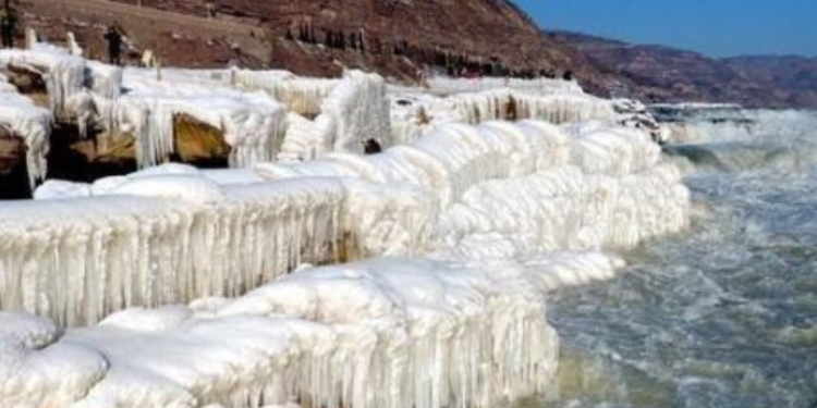 La cascada de Hukou en China se congela por las bajas temperaturas