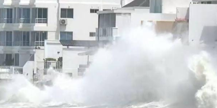 Una persona falleció por el fuerte oleaje en La Libertad, Santa Elena