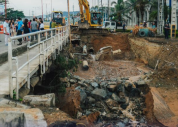 Socavón en Guayaquil afecta vía y suministro de agua