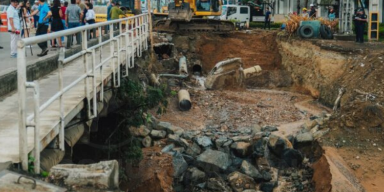 Socavón en Guayaquil afecta vía y suministro de agua