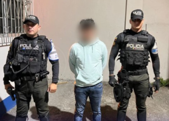 Detienen a hombre armado en centro comercial de Guayaquil