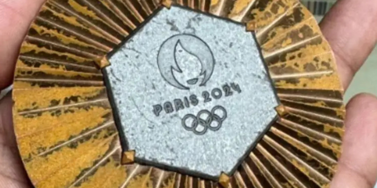 Atletas exhiben el deterioro de las medallas de los Juegos Olímpicos París 2024
