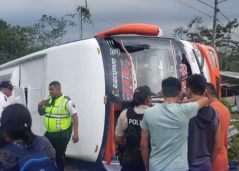 Volcamiento de un bus en Manabí deja dos fallecidos y quince heridos