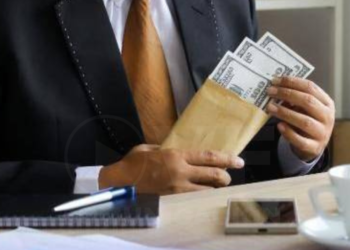 Exprefecto y exdirector de Azuay procesados por peculado tras alquiler irregular de avionetas privadas