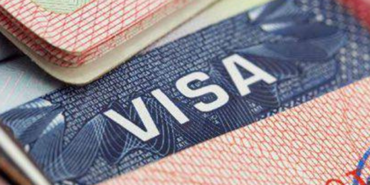 Ciudadano es procesado por cobrar casi 30 mil dólares para gestionar documentos