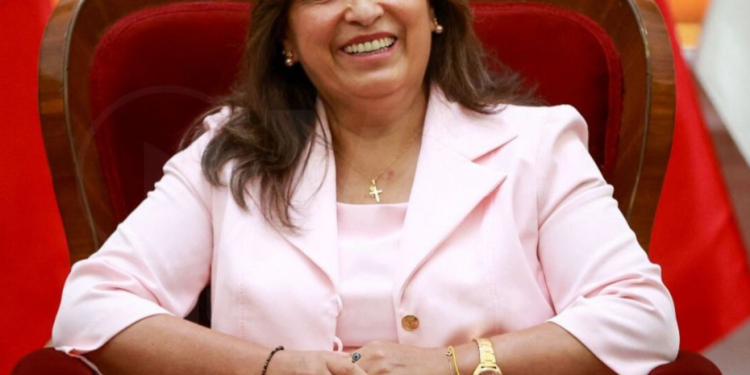 Fiscalía de Perú abre investigación a Dina Boluarte por abandono de cargo al ocultar cirugía