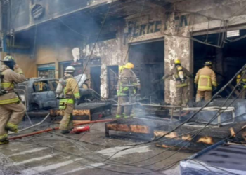 Incendio en la vía a Daule deja dos fallecidos en local de colchones