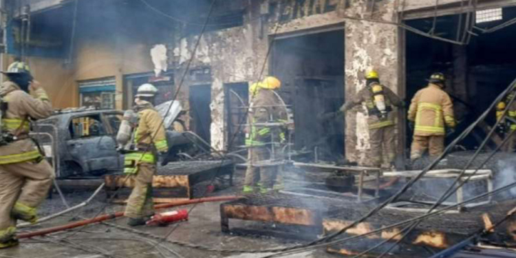 Incendio en la vía a Daule deja dos fallecidos en local de colchones
