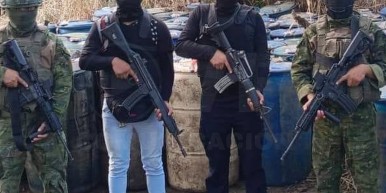 Fuerzas Armadas encuentras más de cinco mil galones de combustible almacenados en Esmeraldas