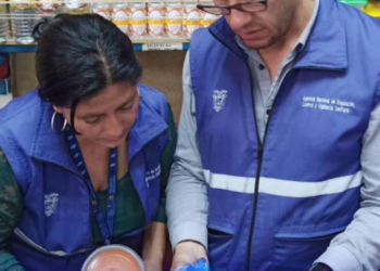 Micromercado de Cuenca vendía productos que caducaron hace 10 años