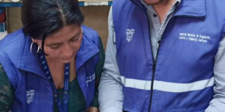 Micromercado de Cuenca vendía productos que caducaron hace 10 años
