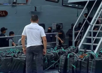 Armada Ecuatoriana encuentra casi 2 toneladas de droga flotando en el mar