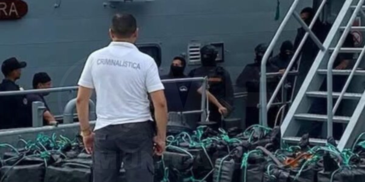Armada Ecuatoriana encuentra casi 2 toneladas de droga flotando en el mar