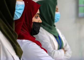 Talibanes prohíben a mujeres los estudios de obstetricia y enfermería