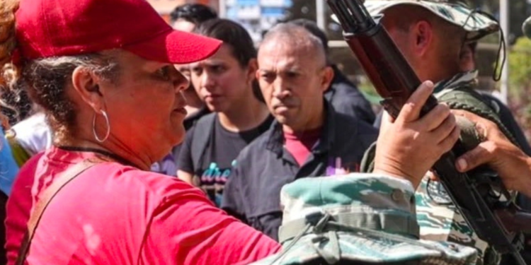 Maduro repartió fusiles rusos a civiles tres días antes de la toma de posesión