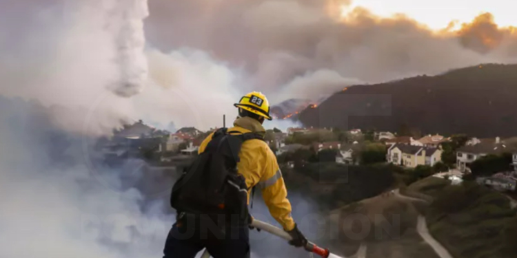 Los Ángeles declara el estado de emergencia a causa de varios incendios sin control