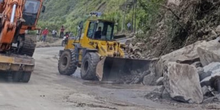 La vía Baños-Puyo se encuentra habilitada tras limpieza de rocas