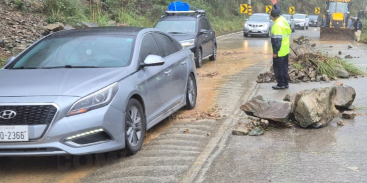 Socavón en la vía Cuenca – Molleturo – El Empalme puso en alerta a las autoridades