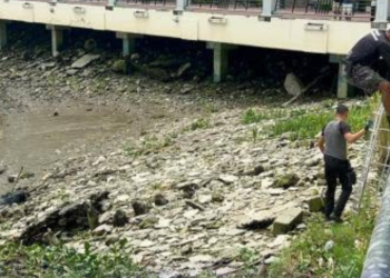 Un cadáver en bolsas fue arrastrado a la orilla del Río Guayas