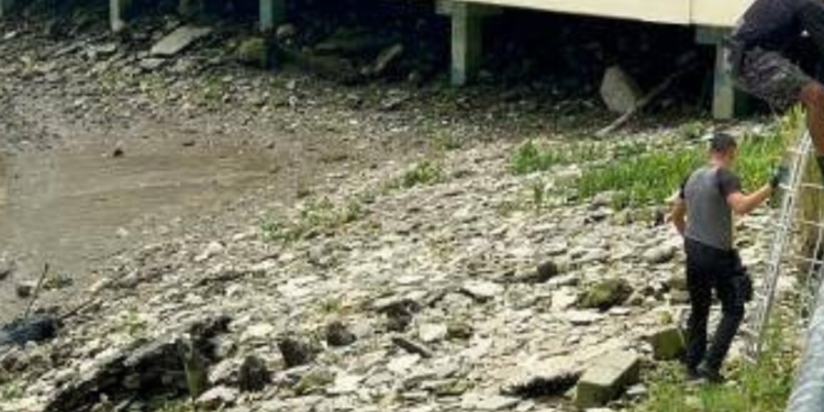 Un cadáver en bolsas fue arrastrado a la orilla del Río Guayas