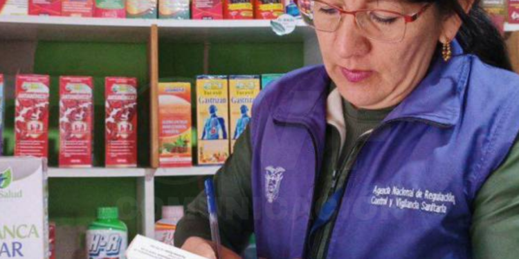 Arcsa clausuró una tienda naturista en Biblián con 1 600 productos caducados o sin registro sanitario