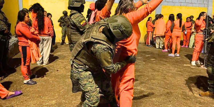 Militares y policías realizaron una requisa en la cárcel de mujeres de Ambato