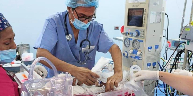 Cirujanos del Hospital del Niño de Guayaquil corrigieron una anomalía congénita en un bebé de tres días de nacido