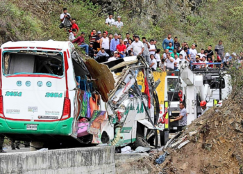Al menos dos muertos y 37 heridos en el choque de autobús y camión en Colombia