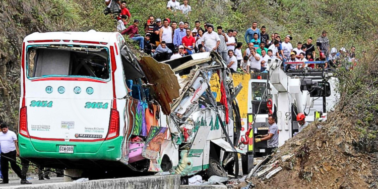 Al menos dos muertos y 37 heridos en el choque de autobús y camión en Colombia