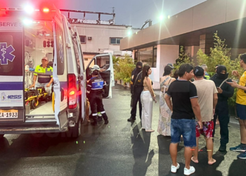 Rescatan a 13 personas que iban a bordo de un yate que se hundió en una playa de Manta