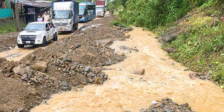Un aluvión en Bolívar deja varias viviendas afectadas y daños parciales en una vía