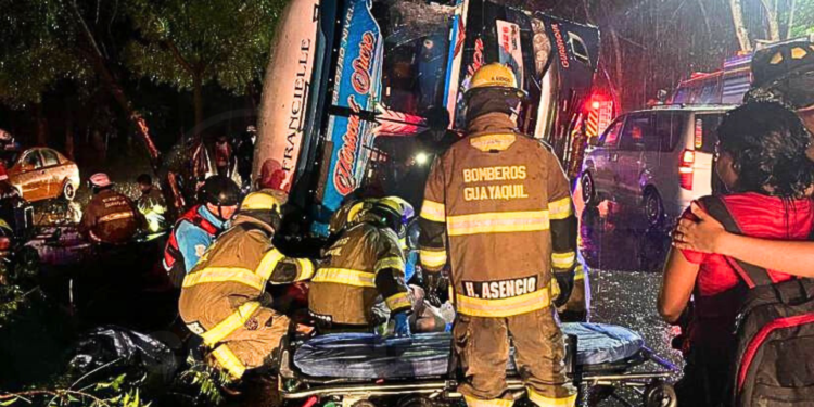 Bus se volcó en vía a la Costa y dejó siete fallecidos y 11 heridos