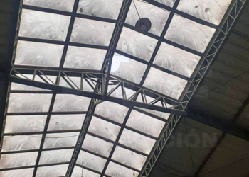 Una niña falleció tras caer del techo de un coliseo en Loja