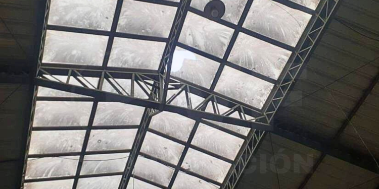 Una niña falleció tras caer del techo de un coliseo en Loja