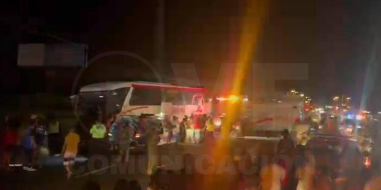 Un militar y un conductor fallecieron tras siniestro en la vía Guayaquil-Santa Elena