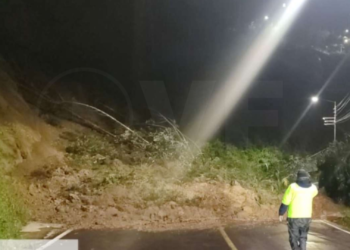 Deslizamiento de tierra provoca cierre total de la vía a Nayón