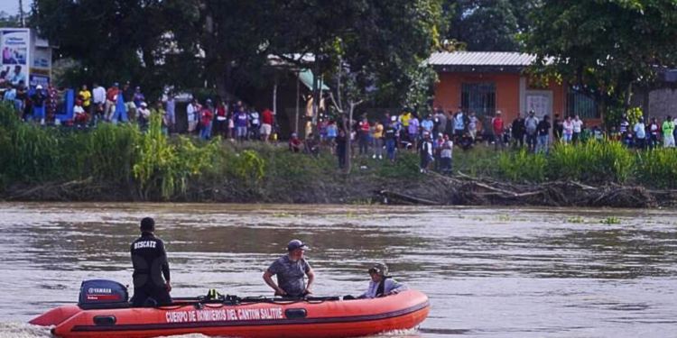 Cuerpos de cuatro víctimas del colapso del puente Nobol-Daule fueron hallados varios kilómetros río abajo