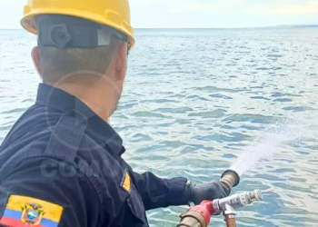 Armada del Ecuador lleva 616.000 galones de agua a Esmeraldas