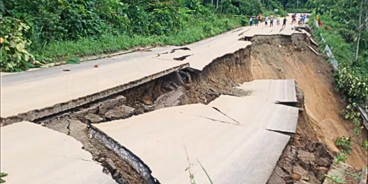 Vía Junín-Pimpiguasí, en Manabí, afectada por deslizamientos