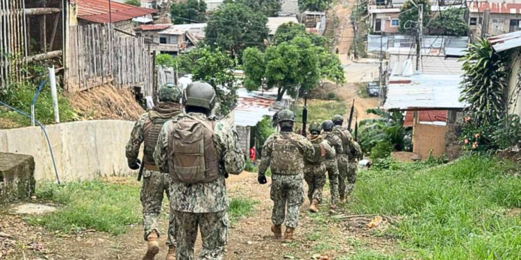 Militares y policías allanaron 300 casas en Socio Vivienda 1, Guayaquil